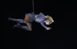 Pop-Star Lady Gaga seilte sich bei ihrer Show vom Hallendach ab. Foto: Mark Humphrey