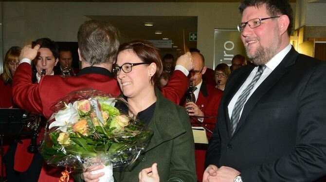 Wiederwahlsieger Ulrich Fiedler und Ehefrau Daniela Meier-Fiedler werden von der Stadtkapelle umspielt.