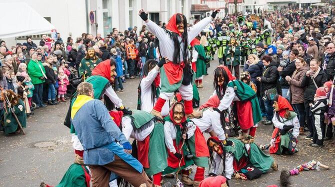 Mit dabei in der Nachbarschaft: Die Gomaringer Schlosshexen in Aktion.