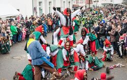 Mit dabei in der Nachbarschaft: Die Gomaringer Schlosshexen in Aktion.