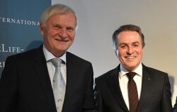 Ernst Messerschmid (links) und Claus-Peter Hutter, Präsident der Umweltstiftung »NatureLife«, bei der Übergabe der Urkunde. FOTO