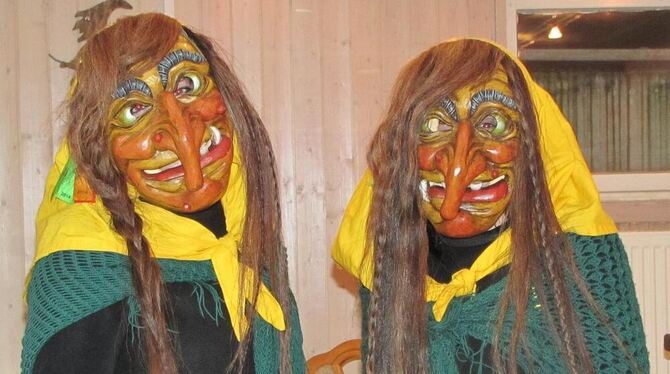 Die Masken der »Schönbuchhexen« aus Walddorfhäslach sind ganz schön gruselig anzuschauen.  Doch darunter verbergen sich  ansehnl