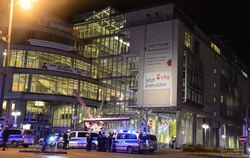 Polizisten stehen am Montagabend bei einem Großeinsatz vor dem Gebäude der VHS Stuttgart am Rotebühlplatz in Stuttgart.