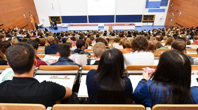 Studenten in Heidelberg an der Universität bei der Begrüßung der Erstsemster-Studenten in einem Hörsaal. Foto: dpa
