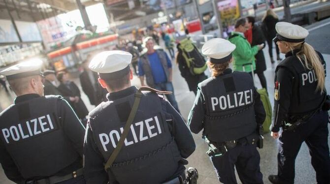 Bundespolizisten gehen auf dem Hauptbahnhof in München: Im Jahr 2015 wurden fast 64 400 Attacken auf Polizisten registriert.