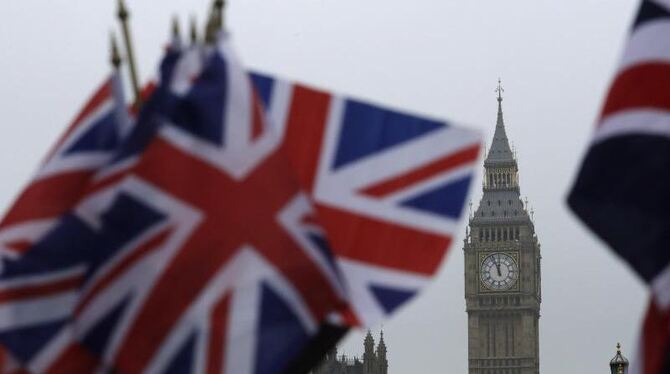 In der Nähe des berühmten Uhrturms Big Ben in Londen wehen britische Flaggen. Das Brexit-Gesetz geht in die entscheidende Abs