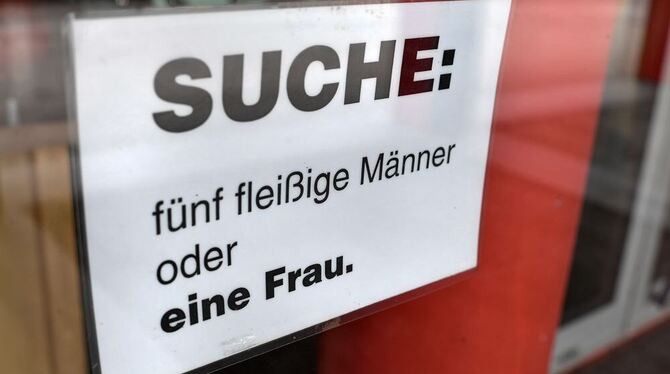 Ein Schild mit der Aufschrift »Suche: fünf fleißige Männer oder eine Frau« hängt in Friedrichshafen am Schaufenster einer Eisdie