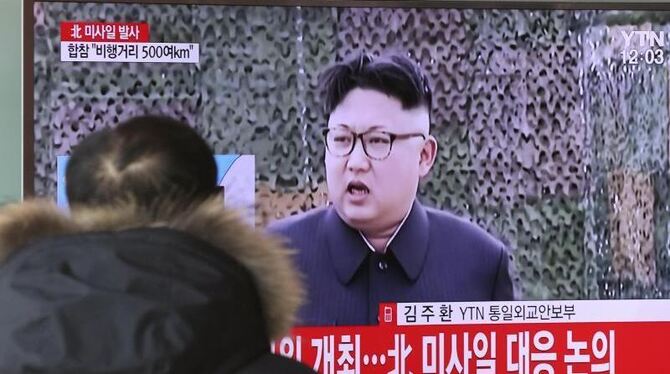 An einem Bahnhof in Seoul ist auf einem Fernseher der nordkoreanische Machthaber Kim Jong Un zu sehen. Das Schriftband auf de
