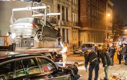 Polizeibeamte sichern vor einem Lokal in Stuttgart Spuren, nachdem dort ein Mann niedergeschossen wurde.