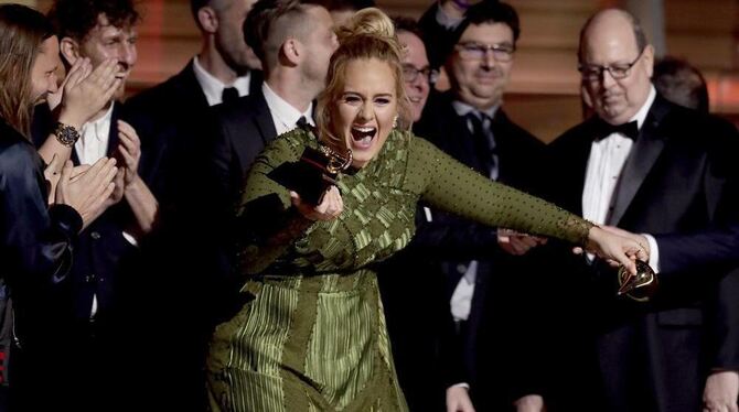 Adele jubelt nachdem sie in Los Angeles während der 59. Verleihung der Grammy Awards im Staples Center den Award für das "Album