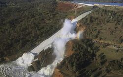 Auf dem Foto vom Kalifornischen Department für Wasser-Reserven, ist der beschädigte Überlauf des Oroville-Staudamms zu sehen.
