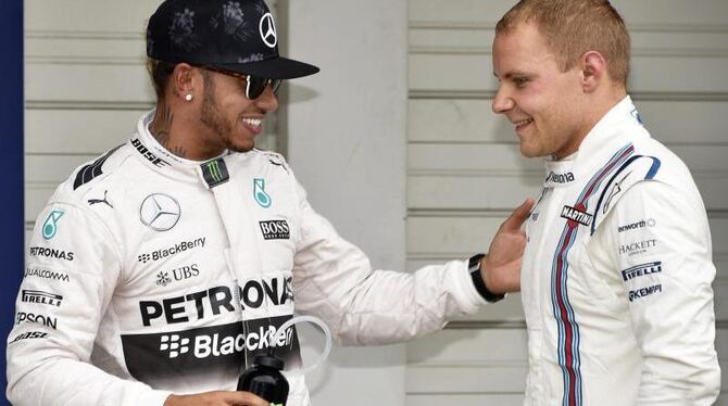 Valtteri Bottas muss sich bei Mercedes mit dem dreimaligen Weltmeister Lewis Hamilton (l) messen. Foto: Franck Robichon
