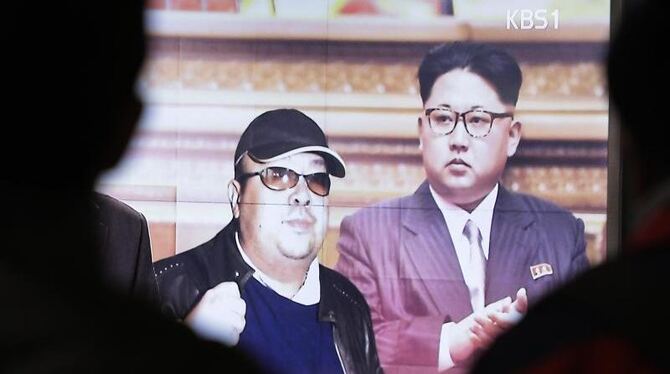 Ein Archivbild von Kim Jong Nam (L) auf einem Fernseher in Seoul. Neben ihm sein Halbbruder Kim Jong Un. Foto: Ahn Young-Joon