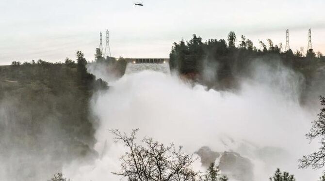 Ein Hubschrauber über dem beschädigten Überlauf des Oroville-Staudamms. Foto: Florence Low/Planet Pix