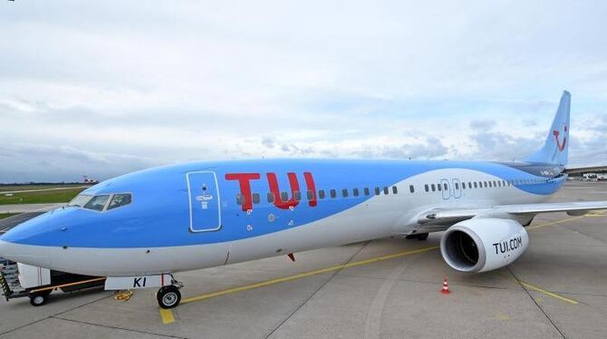 Eine Boeing 737-800 von Tuifly: Wegen zahlreicher Krankmeldungen musste das Flugunternehmen viele Flüge streichen. Foto: Holg