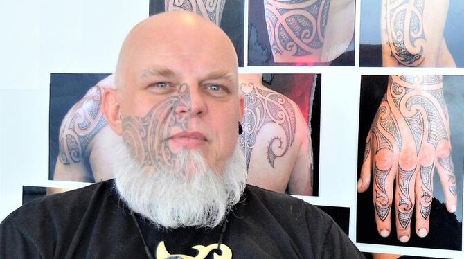 Experte für Sticheleien, die unter die Haut gehen: Der Reutlinger Tätowierer Volker Kloth hat sich auf Tattoos der neuseeländisc