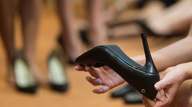 Eine Kandidatin zur Wahl der »Miss Germany« hält im Europa-Park in Rust ihren Schuh in der Hand. Foto: dpa