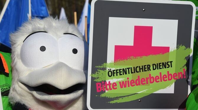 Eine als Maskottchen des deutschen Beamtenbundes verkleidete Person demonstriert in Potsdam vor Beginn der Tarifverhandlungen de