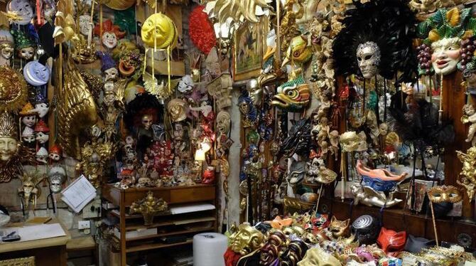 Das Geschäft des Maskenbauers ähnelt einer Schatzkammer. Foto: Alvise Armellini