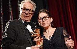 Berlinale-Direktor Dieter Kosslick und Regisseurin Ildikó Enyedi, die den Goldenen Bären gewonnen hat. Foto: Gregor Fischer