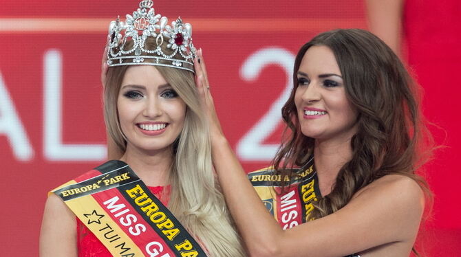 Miss Germany 2017, Soraya Kohlmann (l) bekommt im Europa-Park in Rust von ihrer Vorgängerin Lena Bröder, Miss Germany 2016, die