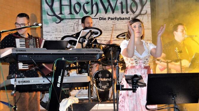 Heizte Rommelsbachs Narren ein: die Band Hochwild. FOTO: VEY