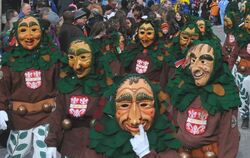 Närrisches Gewusel auf Oberstettens Straßen, die zig Tausend Zuschauer säumten.