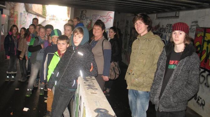 Sie wollen die Fußgängerunterführung am Bahnhof von Wannweil neu gestalten: Die Profi-Sprayer Semjon und Samuel Bär (von rechts)