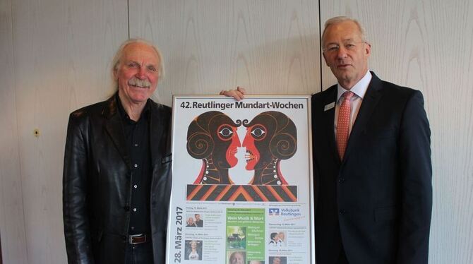 Wilhelm König (links) mit Volksbank-Chef Josef Schuler: Die  Mundartwochen laufen bald wieder an. FOTO: SPIESS