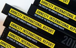 Ausgaben des Jahresberichts 2016/2017 von Amnesty International liegen in Berlin auf einem Tisch. Foto: Monika Skolimowska
