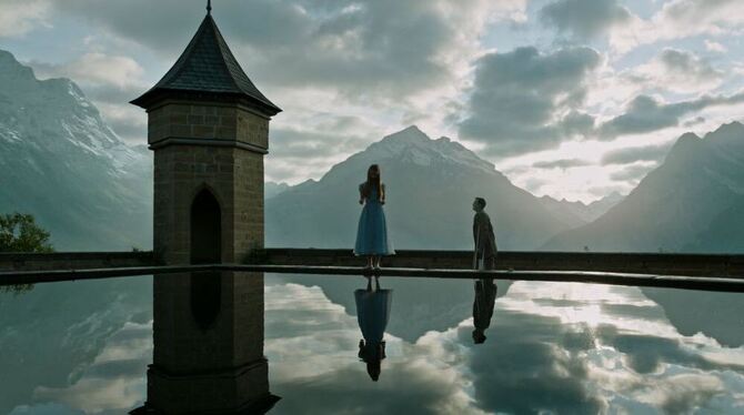 »A Cure for Wellness«: Szene mit künstlichem See, in der Lockhart (Dane DeHaan) Hannah (Mia Goth) begegnet. FOTO: 20TH CENTURY F