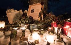 Blumen und Grablichter erinnern in Freiburg an die ermordete Studentin. Foto: Patrick Seeger/Archiv