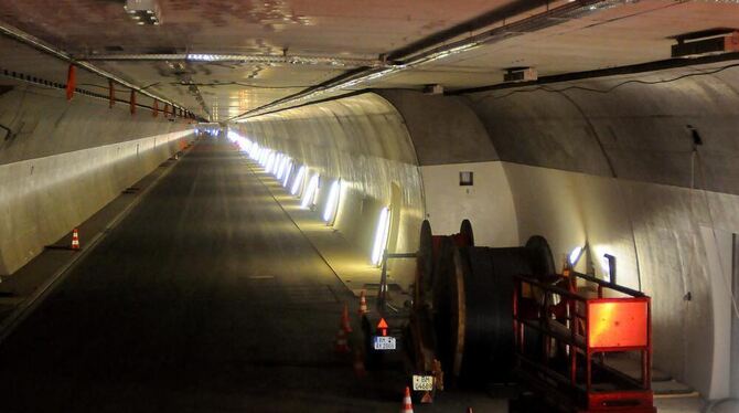 Die Rohbauarbeiten sind fertig. Im Tunnel läuft der Innenausbau samt Entrauchung, Stromversorgung,  Beleuchtung und Kameraaussta