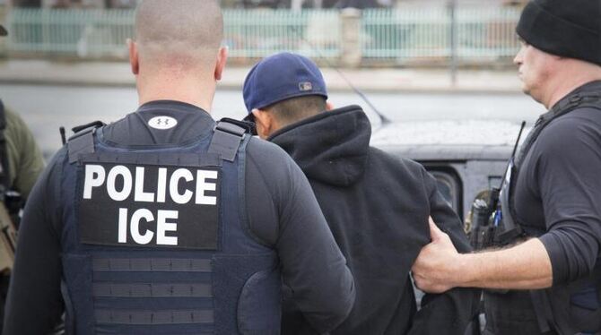 Polizisten der US-Zollbehörde verhaften in Los Angeles einen ausländischen Staatsangehörigen. Foto: Charles Reed / U.S. Immig