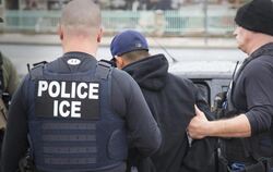 Polizisten der US-Zollbehörde verhaften in Los Angeles einen ausländischen Staatsangehörigen. Foto: Charles Reed / U.S. Immig