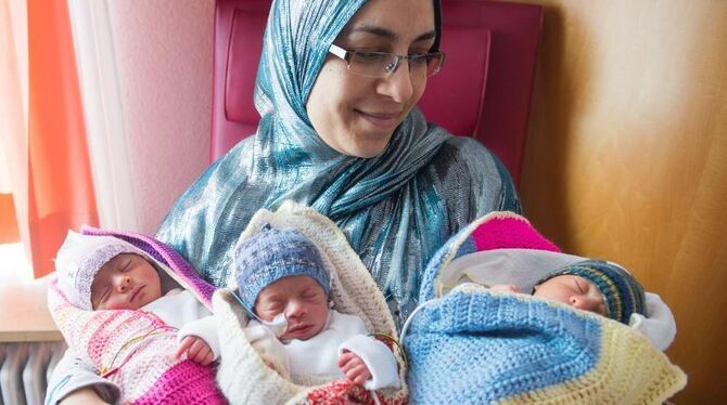 Die Babys Nour (von links nach rechts), Tahar und Manar werden auf der Kinder-Intensivstation der Filderklinik von ihrer Mutter