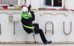 Gewagte Einlage: Steffen Heß seilt sich auf der Flucht vor Narren aus dem Gomaringer Rathausfenster ab