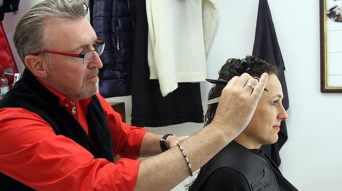 Künftig immer dienstags stylt Friseurmeister Andreas Preßler seine Kunden in der Lindenhof-Garderobe. "Toll, in nur einer Minute