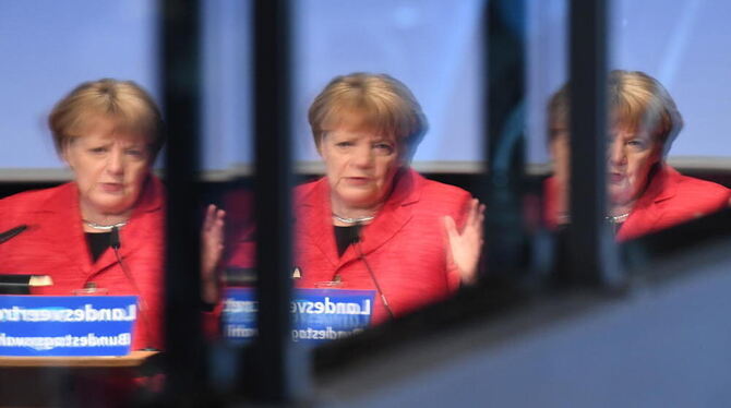 undeskanzlerin Angela Merkel (CDU) spricht in Stralsund vor der Landesvertreterversammlung der CDU und spiegelt sich dabei in ei