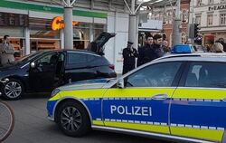 Einsatzkräfte der Polizei vor dem Geschäftshaus in Heidelberg. Direkt davor hatte der Autofahrer mehrere Fußgänger angefahren