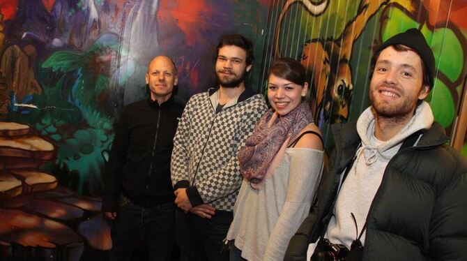 Jens Coers, Marcel Waldenmaier, Sejla Abdagic und der Graffiti-Künstler Marcel Wendler vor den bunten Wänden im Jugendhaus Style