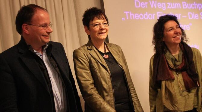 Die Fotografin Rose Hajdu (rechts) mit den  Chefs des Pfullinger Geschichtsvereins Martin Fink und Waltraud Pustal.