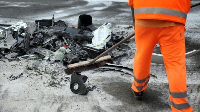 Ein Mitarbeiter der Stadtreinigung säubert nach dem tödlichen Autorennen die Tauentzienstraße in Berlin. Foto: Britta Pederse