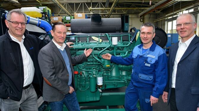 Bei Hoeckle werden auch Antriebsaggregate für Wasserhochdruckpumpen zusammengebaut, von links: Geschäftsführer Werner Simon, P Bei Hoeckle werden auch Antriebsaggregate für Wasserhochdruckpumpen zusammengebaut, von links: Geschäftsführer Werner Simon, P