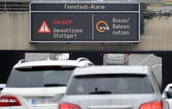 ARCHIV. Autos fahren in Stuttgart durch die Innenstadt unter einer Anzeige «Feinstaub Alarm». Bundesweit gibt es rund 45 Million