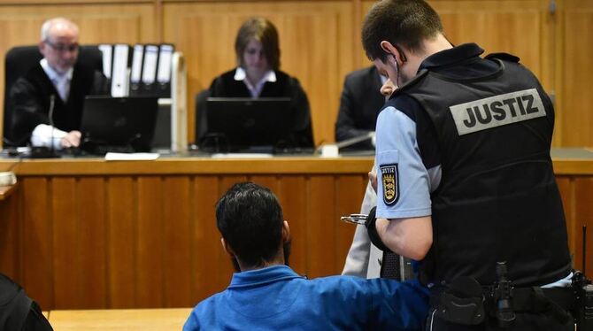 Dem Angeklagten Abubaker C. werden von einem Justizbeamten im Gerichtssaal des Landgericht Heilbronn die Handschellen abgenommen