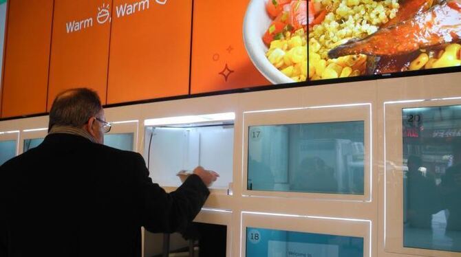 Ein Kunde bedient sich in einem voll automatisierten Eatsa-Restaurant in New York. Foto: Johannes Schmitt-Tegge