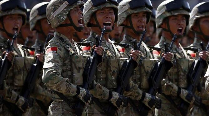 Chinesische Soldaten während einer Militärparade in Peking. 2016 gab China rund 954 Milliarden Yuan, heute umgerechnet rund 1