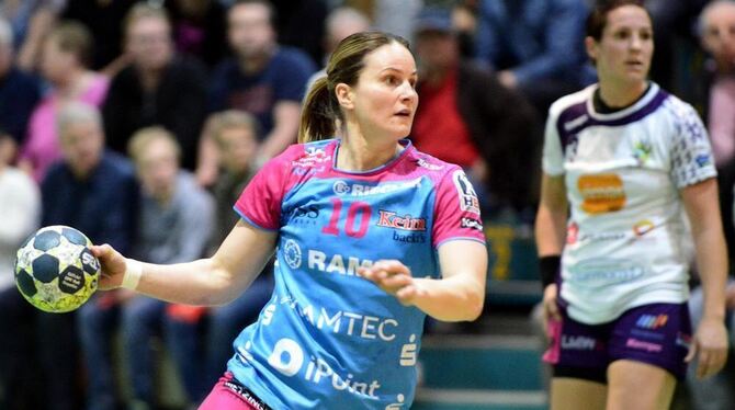 Erzielte in  Halbzeit zwei sieben Tore in Serie: TuS-Torjägerin Anna Loerper. Im HIntergrund: Nantes’ Isabell Klein.