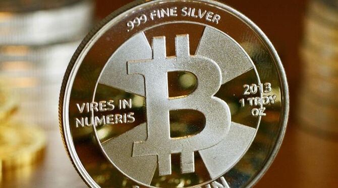 Die relativ geringe Menge an Bitcoins macht die digitale Währung anfällig für Zockereien und starke Kursausschläge. Foto: Jen